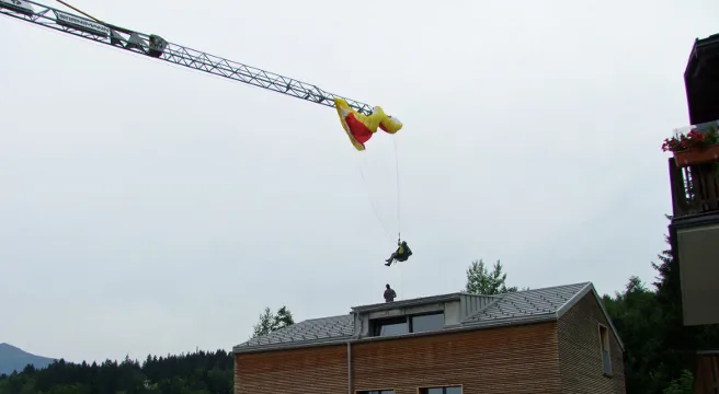 Gleitschirmpilot bleibt in Flims an einem Baukran hängen 