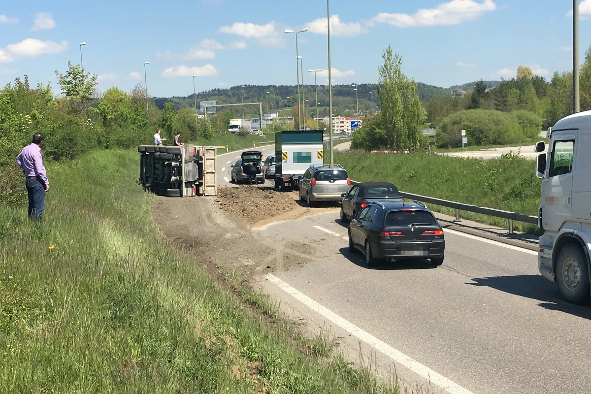 Kloten: Beladener Lastwagen auf der A51 umgekippt