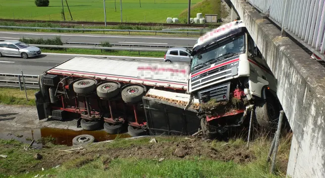 Sattelschlepper prallt in Flums gegen Brücke