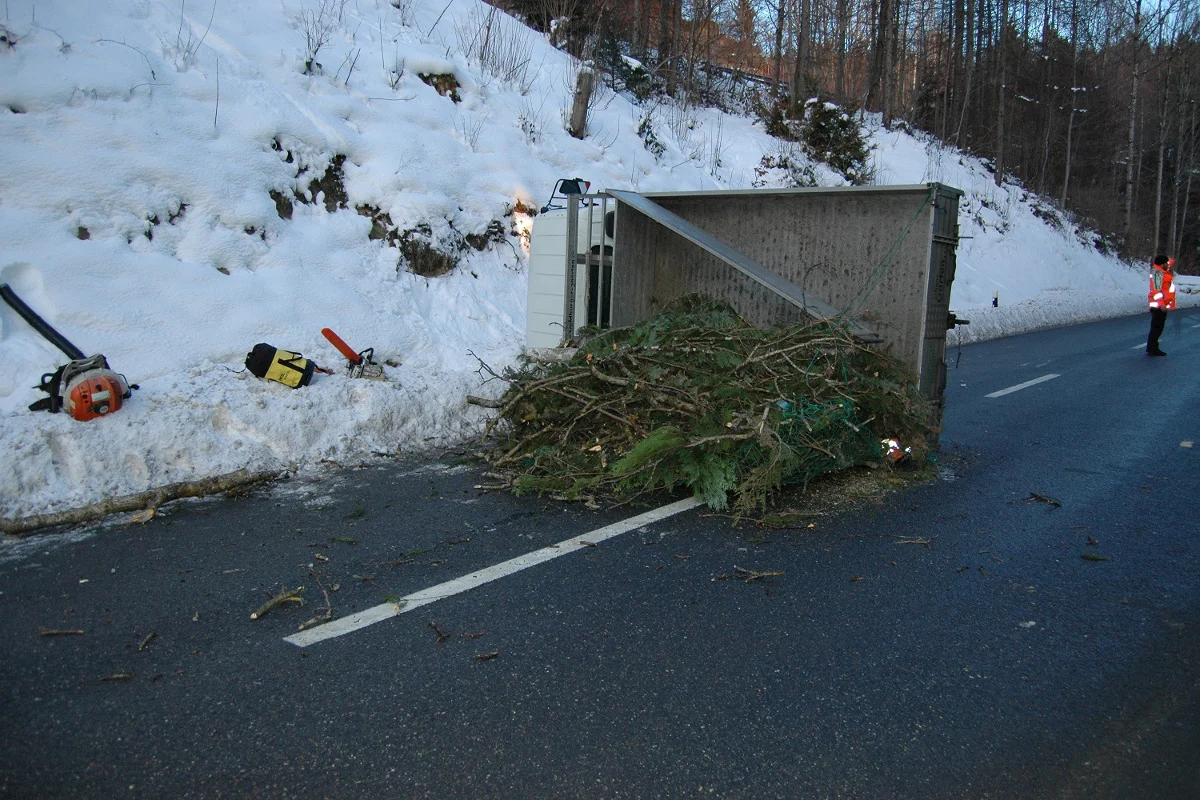 Niederteufen AR - Totalschaden bei Alleinunfall mit Lieferwagen