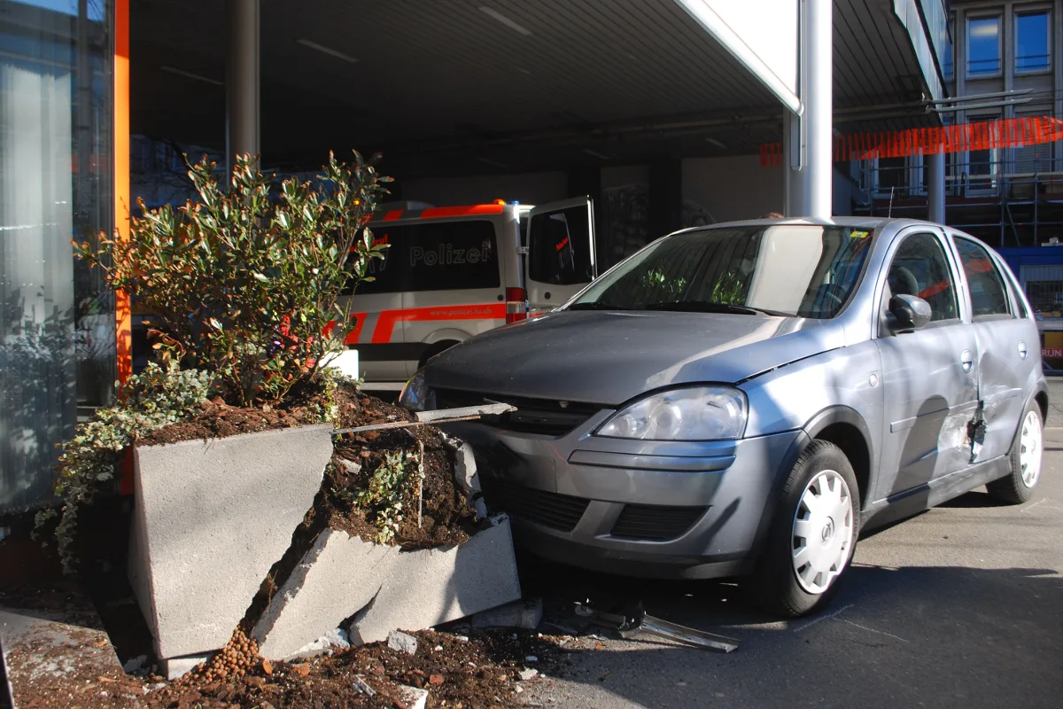 Autos kollidieren in Luzern - zwei Passanten verletzt