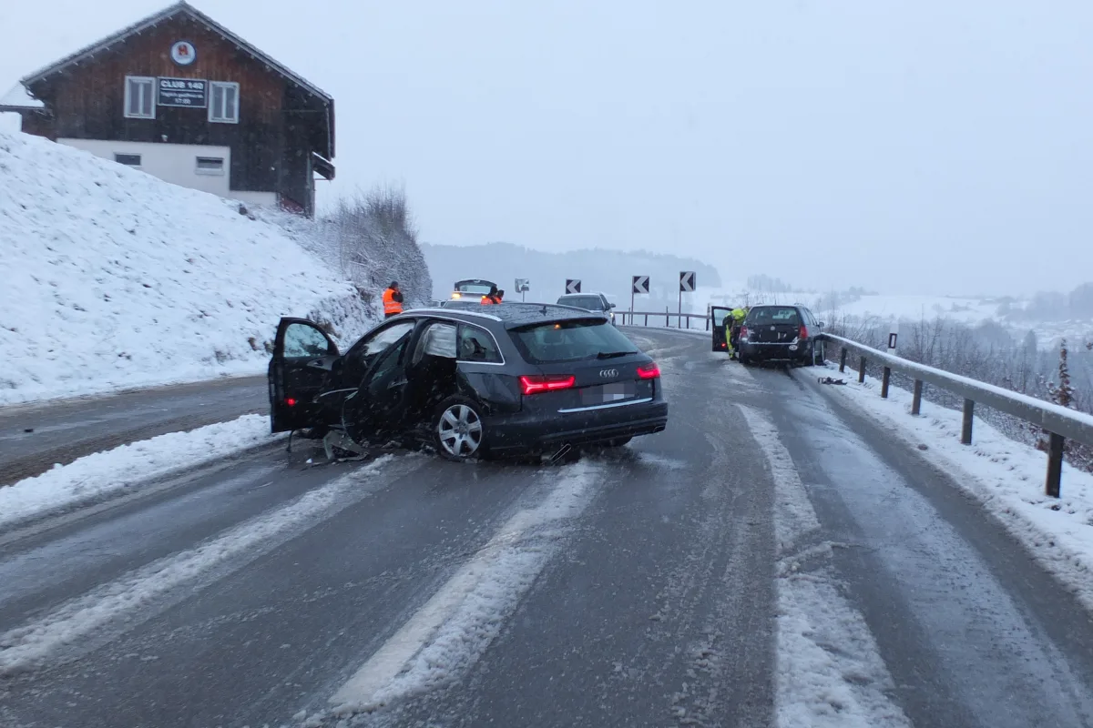 Lütisburg: Auto gerät auf Gegenfahrbahn
