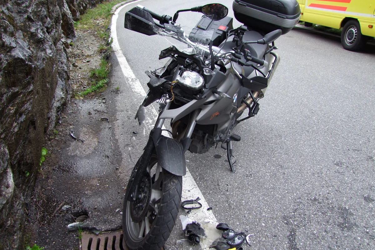 Hinterrhein: Kanadier baut mit Töff Alleincrash