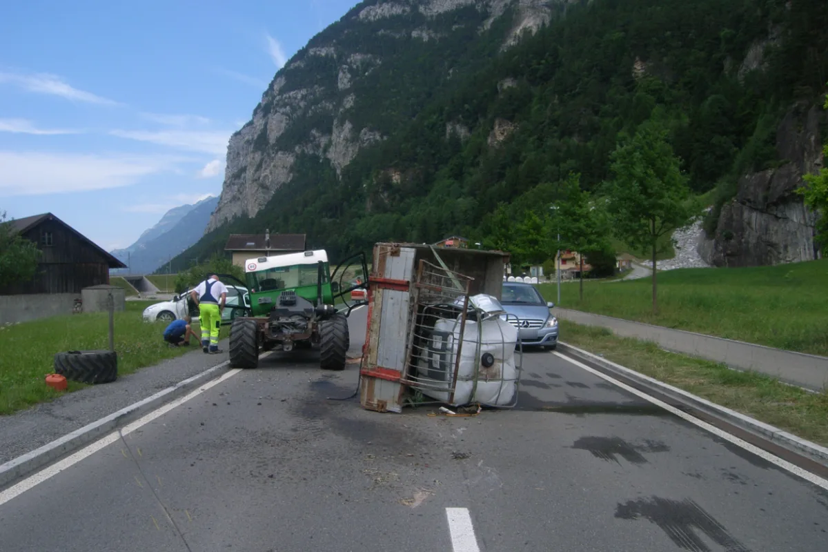 Erstfeld UR - Landwirtschaftliches Fahrzeug verunfallt