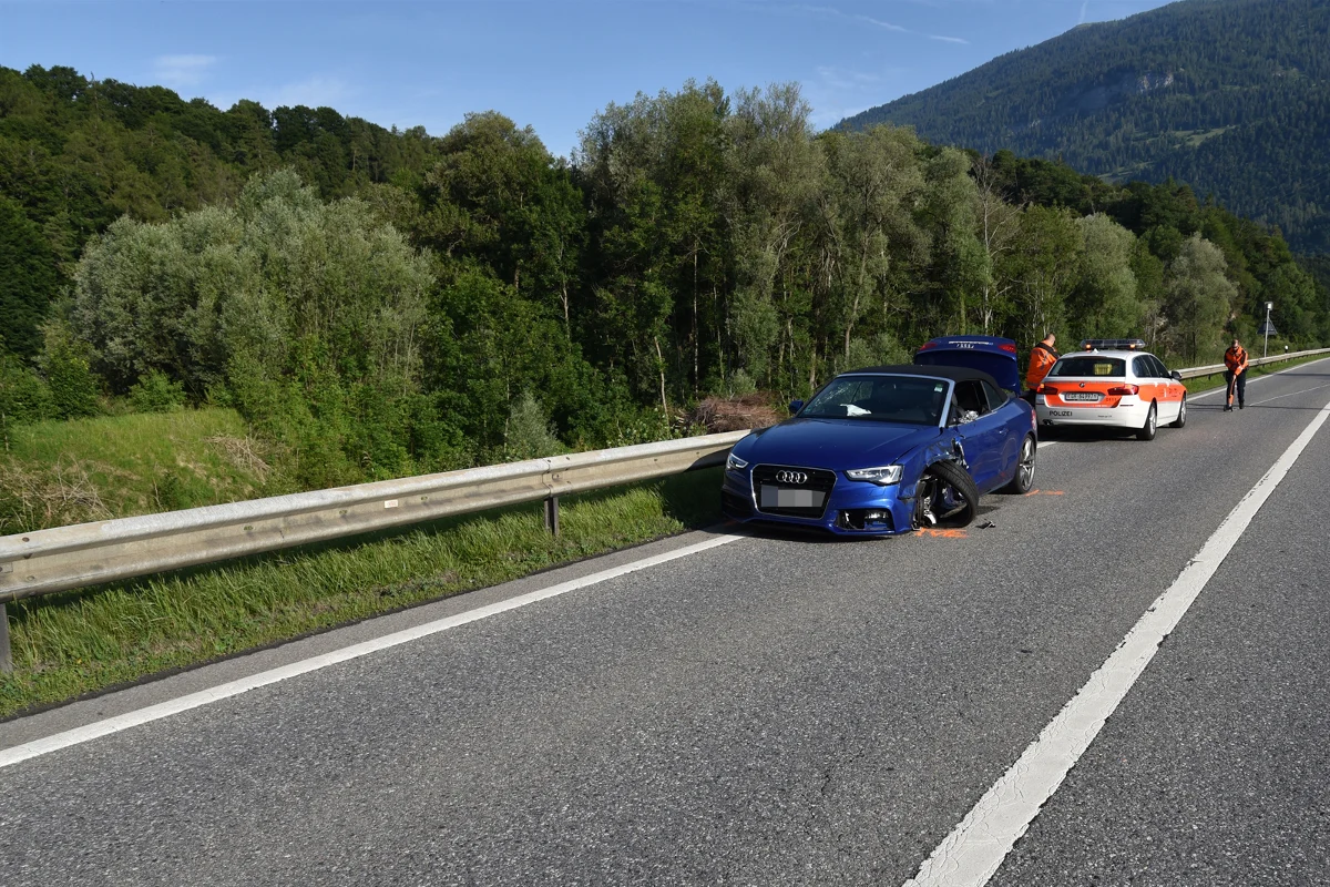 Bonaduz GR - Streifkollision zwischen Auto und Lastwagen auf der A13