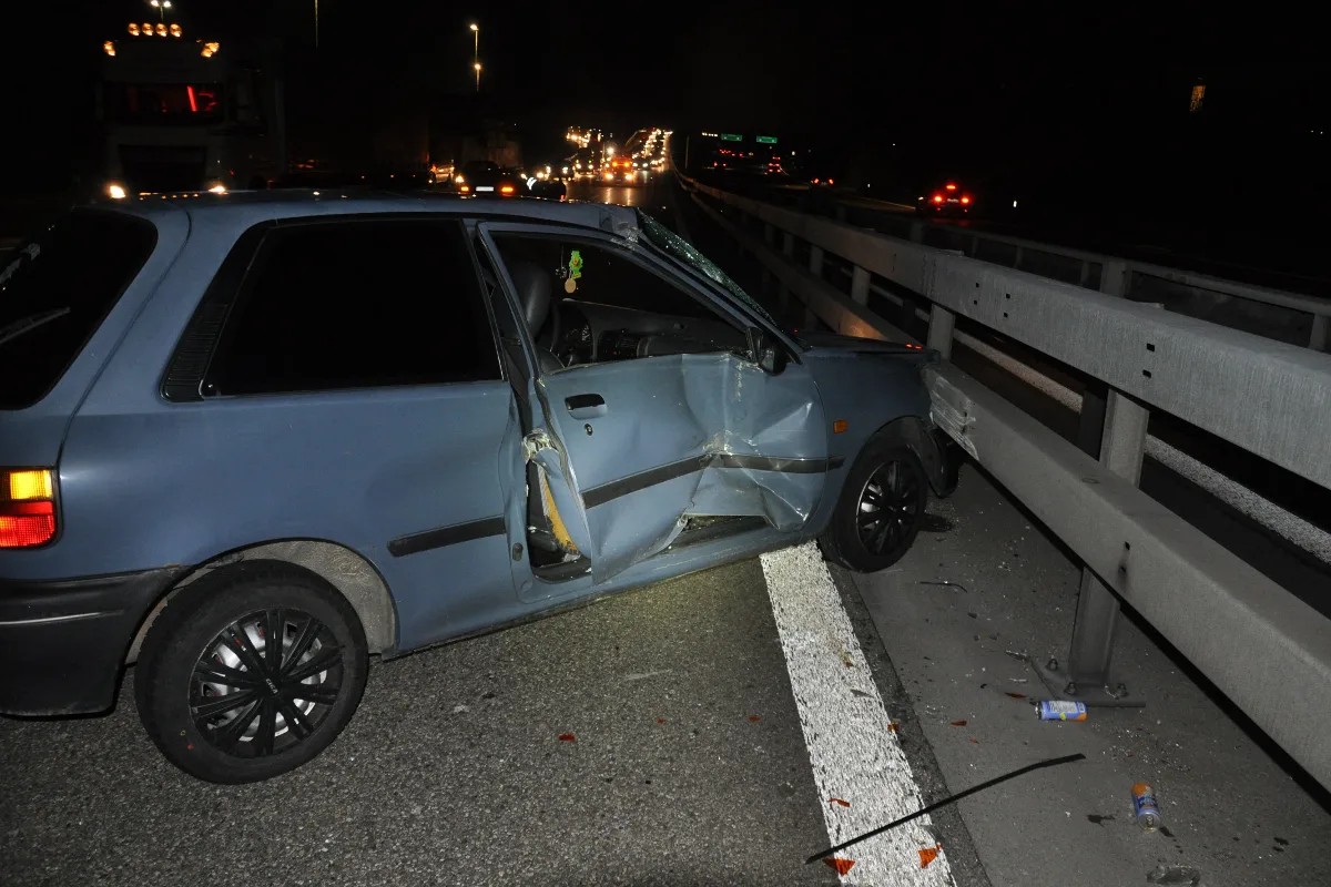 Sattelschlepper kollidiert auf der A2 bei Egerkingen mit Auto