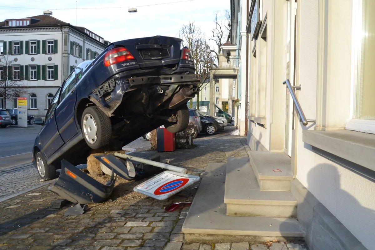 Herisau AR - Auto beim Rückwärtsfahren auf Betonsockel platziert
