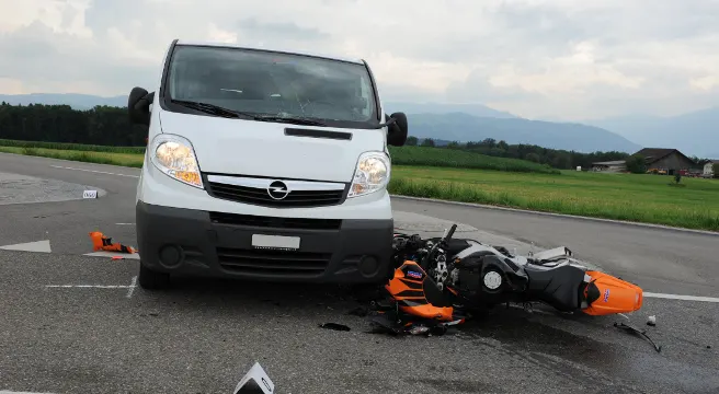 Töff und Lieferwagen donnern in Rifferswil ineinander