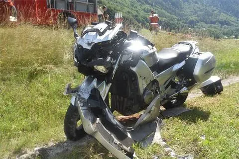 Schiers GR - Nach Kollision mit Signalisation mittelschwer verletzt