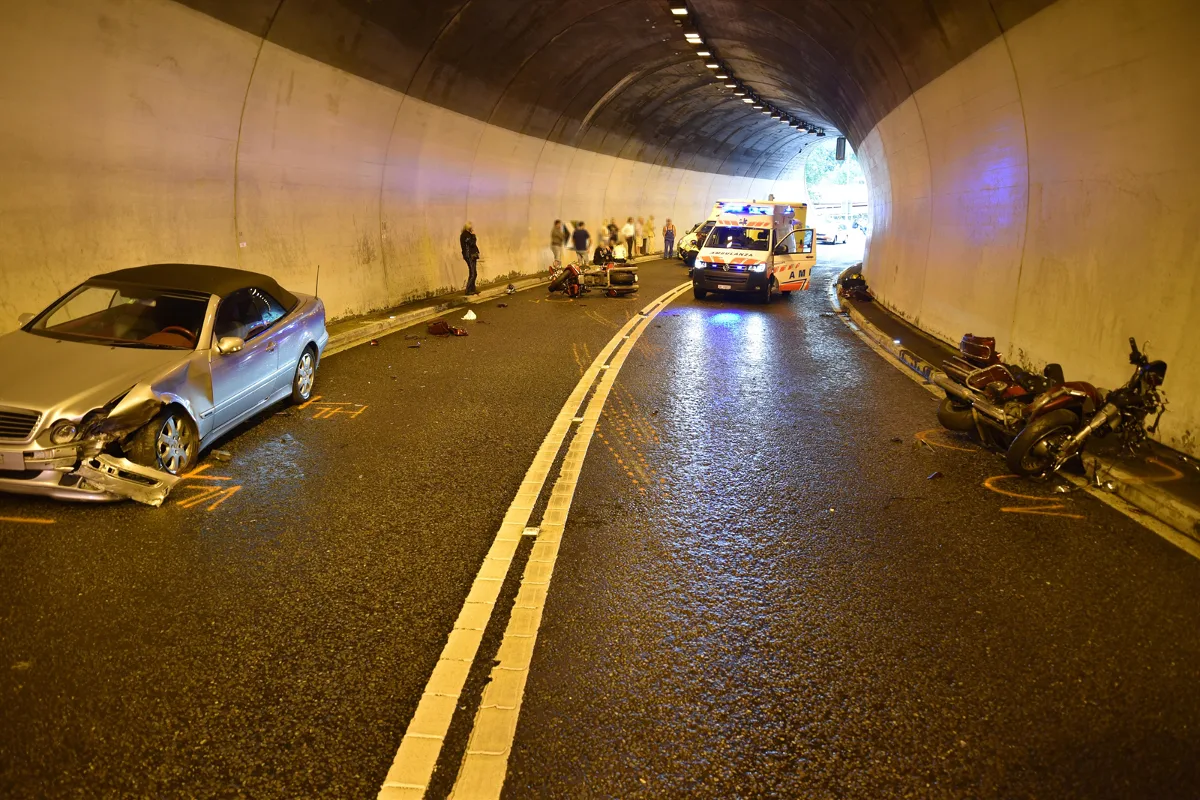 Mesocco GR - Frontalcrash im Tunnel Benabbia fordert zwei Verletzte 