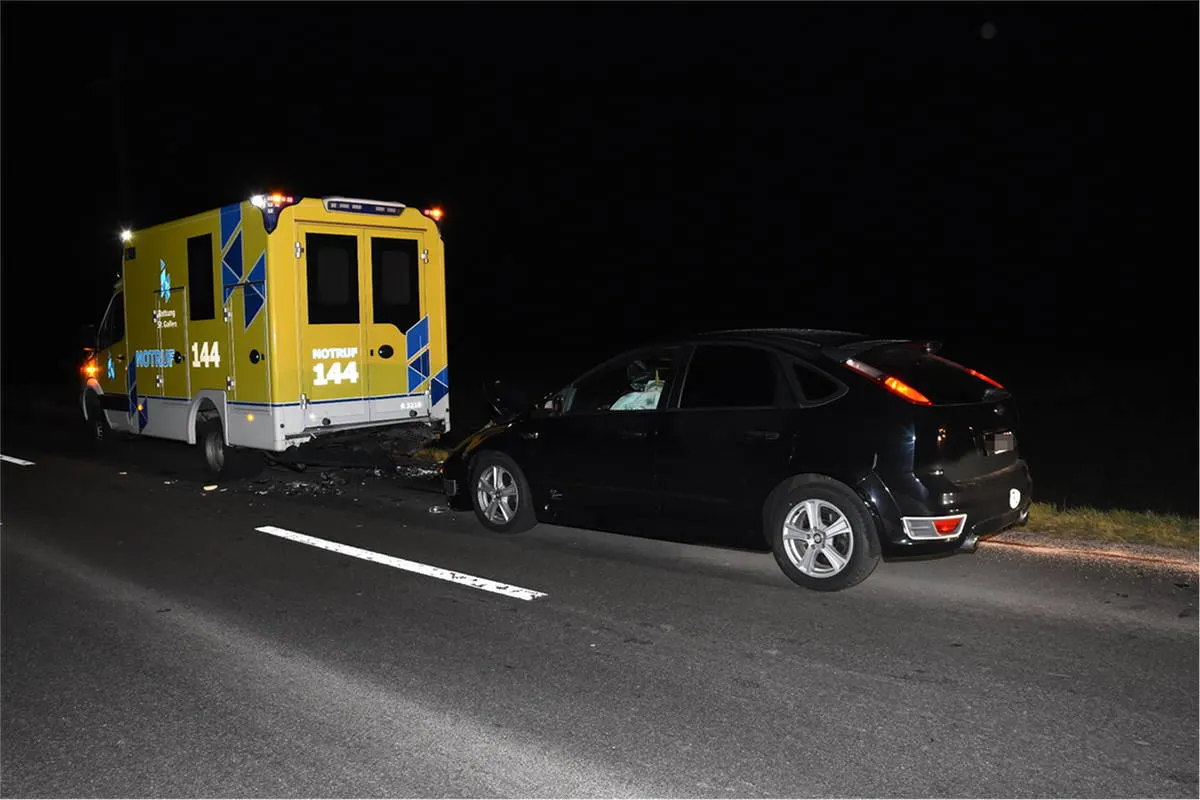 Oberriet SG - Rettungssanitäterinnen bei Auffahrkollision verletzt