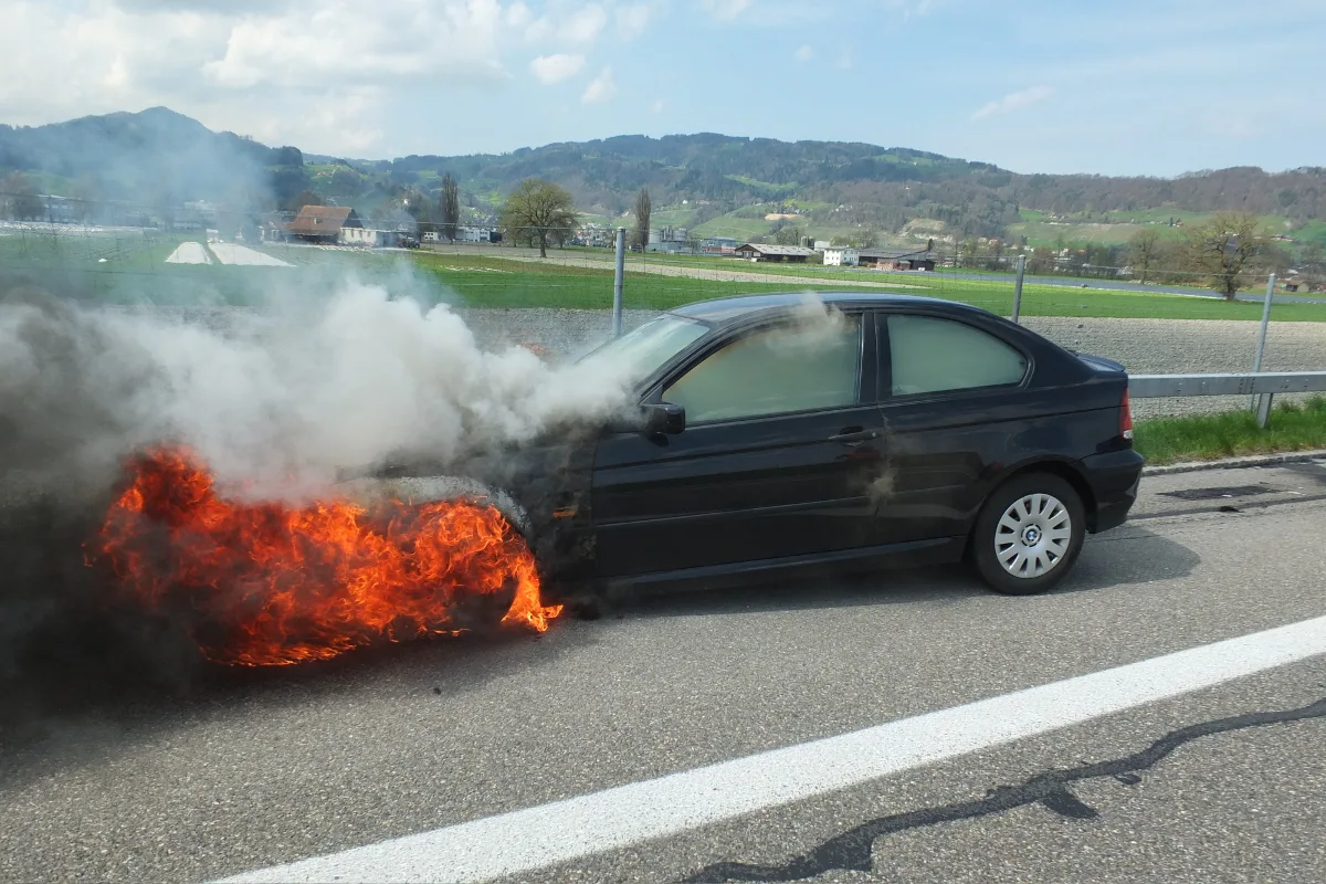 Autobrand auf der A13 bei Au führt zu Verkehrsbehinderungen