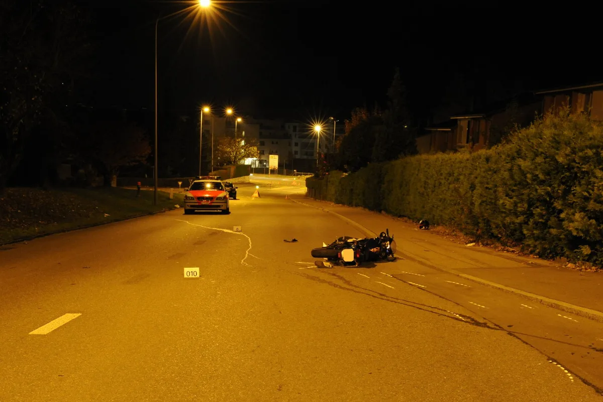 Zwei Schwerverletzte bei Alleincrash in Niederhasli
