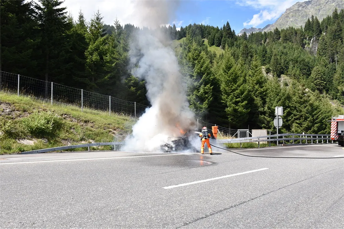 Pian San Giacomo GR - Fahrzeugbrand auf der A13