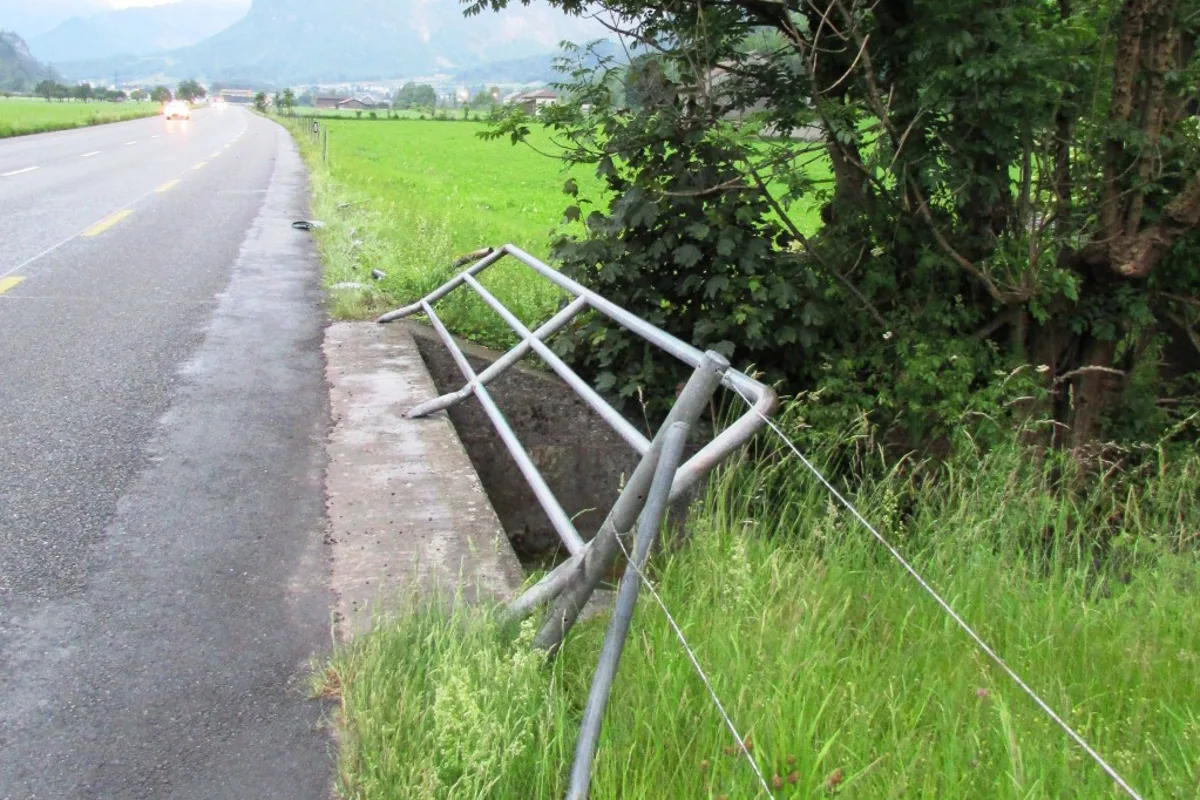 Sattelschlepper verunglückt in Näfels