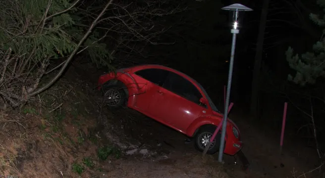 Mit Auto in St. Moritz Böschung hinunter gestürzt - Alkohol im Spiel