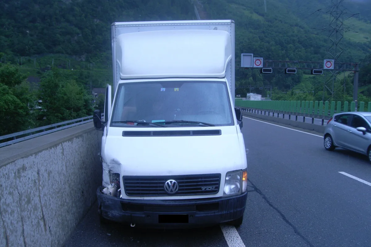 Silenen: Selbstunfall mit Lieferwagen auf der A2