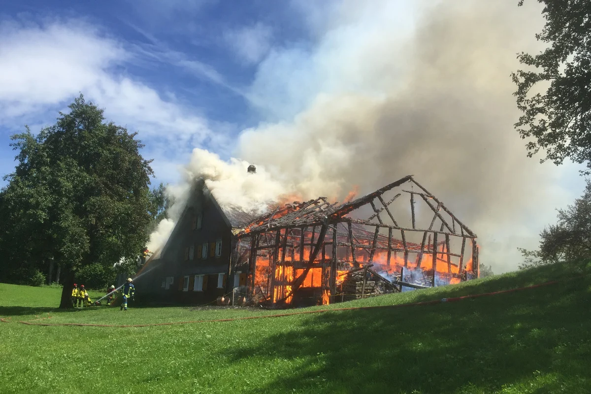 Ehemaliges Bauernhaus in Schwellbrunn AR fängt Feuer