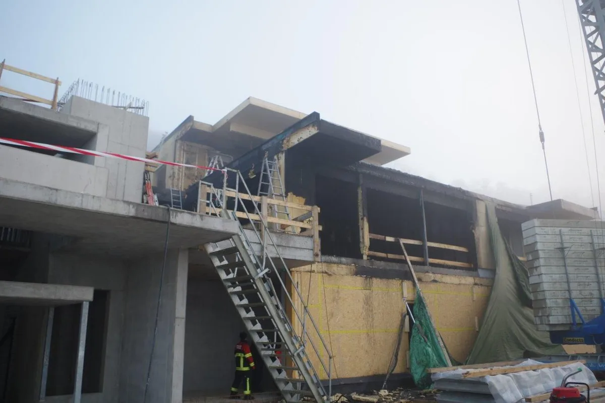 Mettau AG - Brand richtet an Neubau rund 300'000 Franken Schaden an