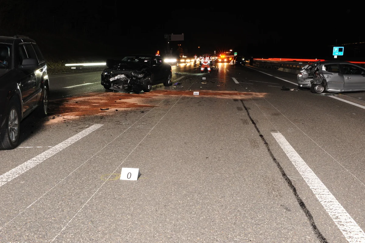Auto prallt auf der A1 bei Bassersdorf in Kolonnenverkehr