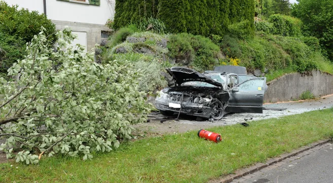 Alleinunfall in Rüti fordert zwei Verletzte