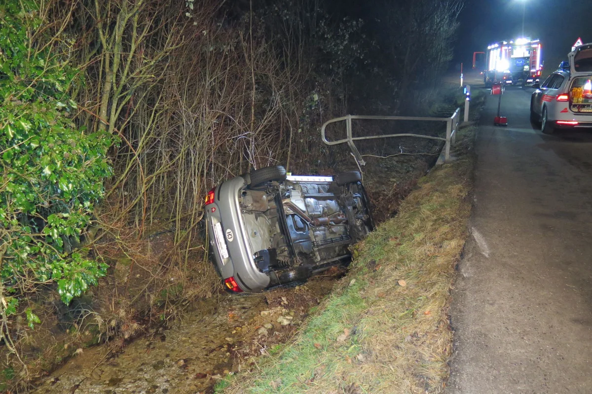 Oberdorf BL - Auto landet nach Selbstunfall in Bachbett