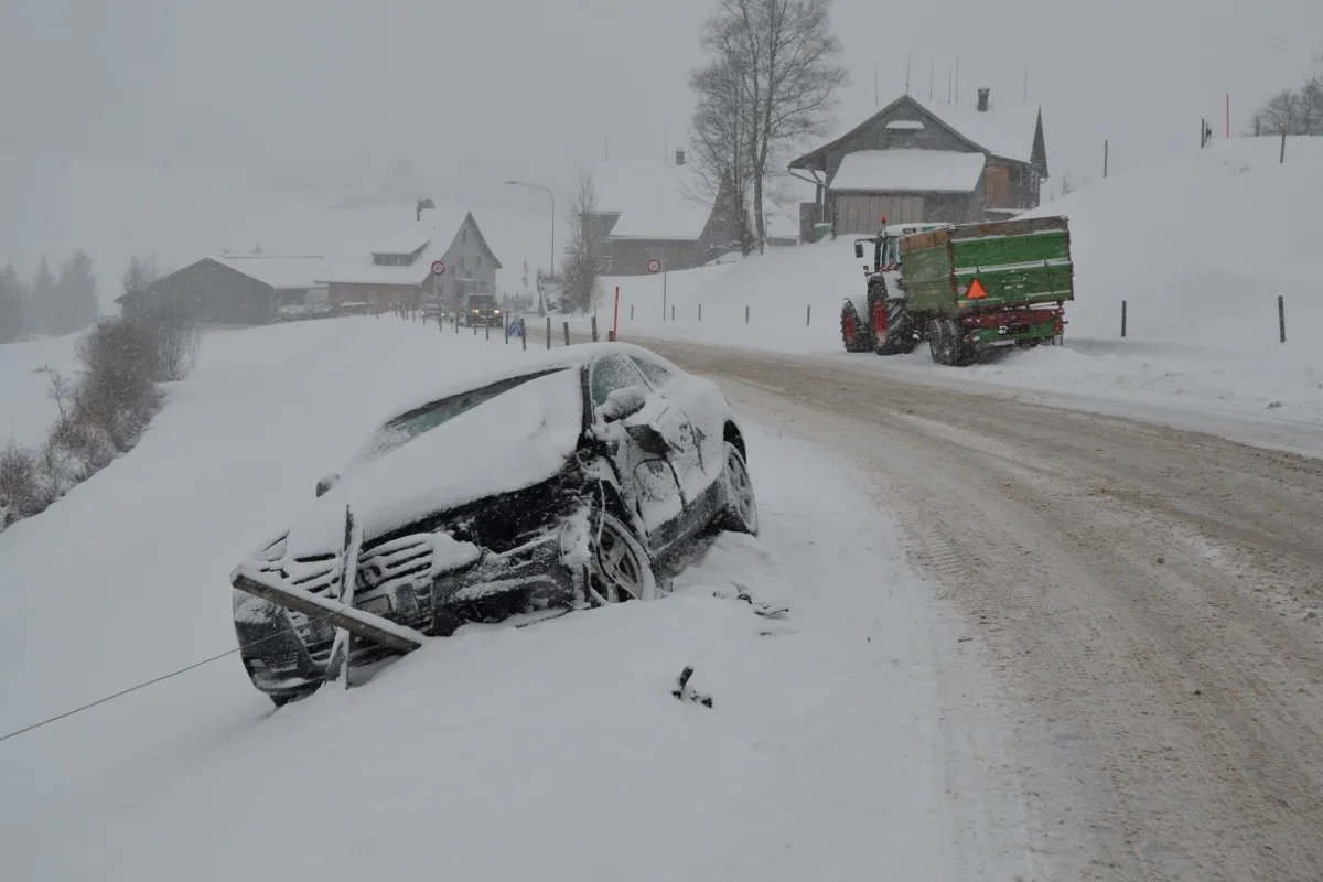 Schwellbrunn AR - Traktor und Auto kollidieren auf schneebedeckter Strasse