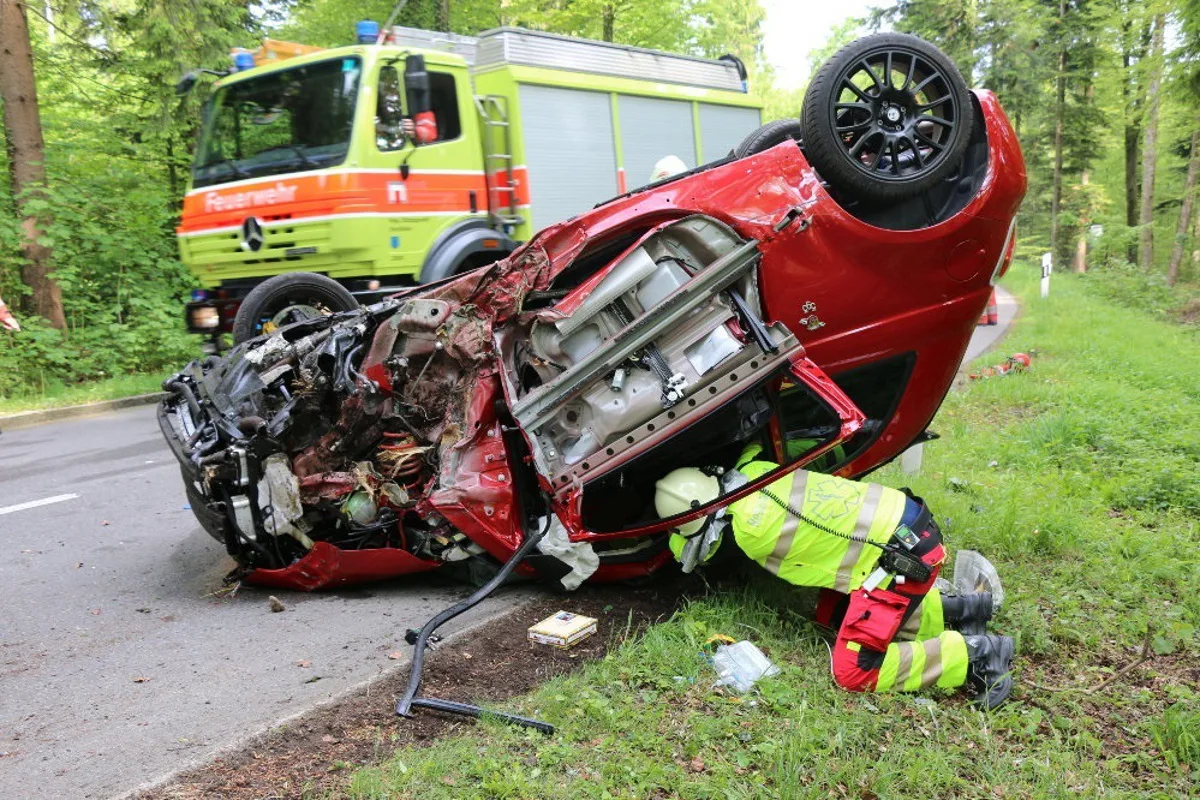 Schlieren ZH - Auto überschlägt sich nach Kollision mit Baum