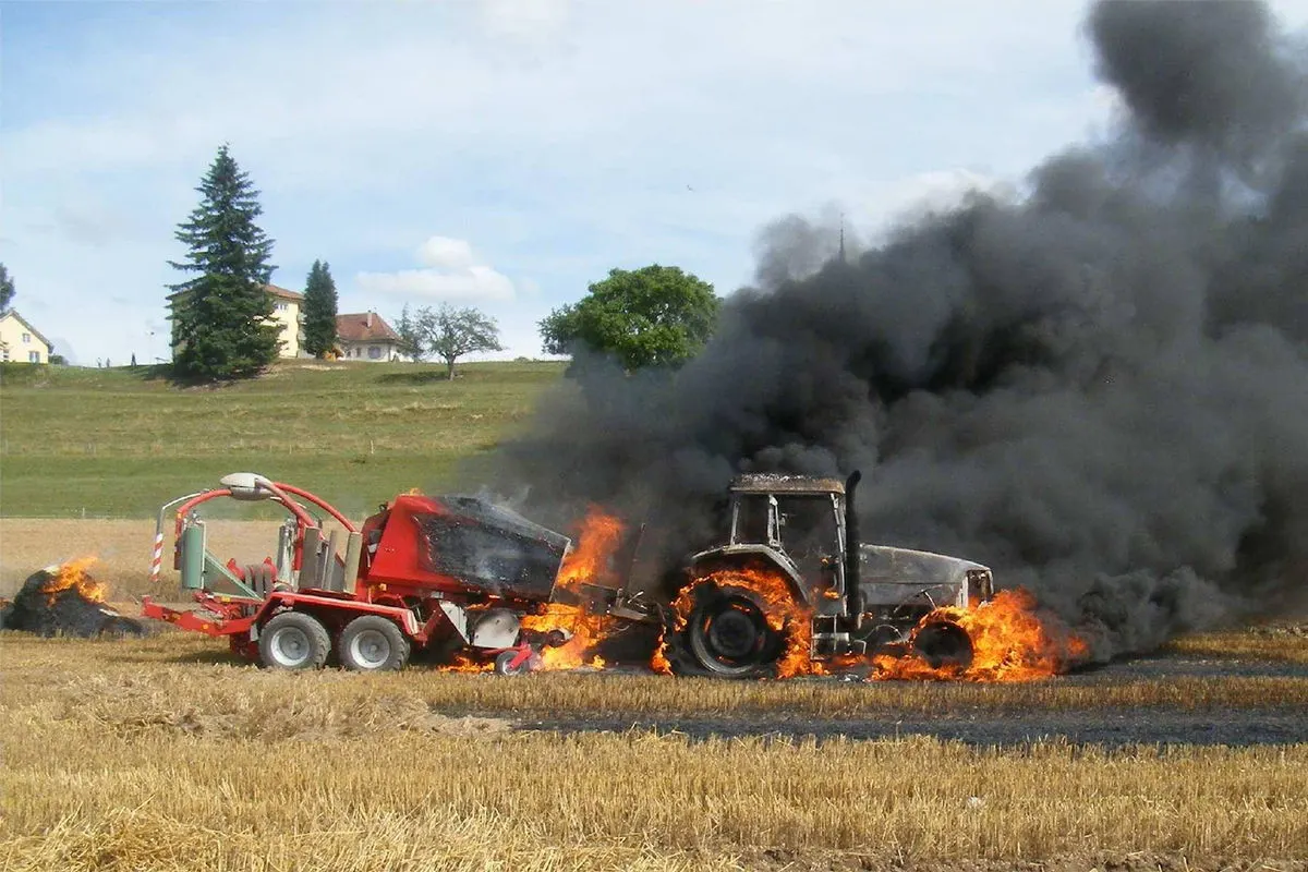 Nuvilly FR - Landwirtschaftliche Maschinen durch Brand zerstört
