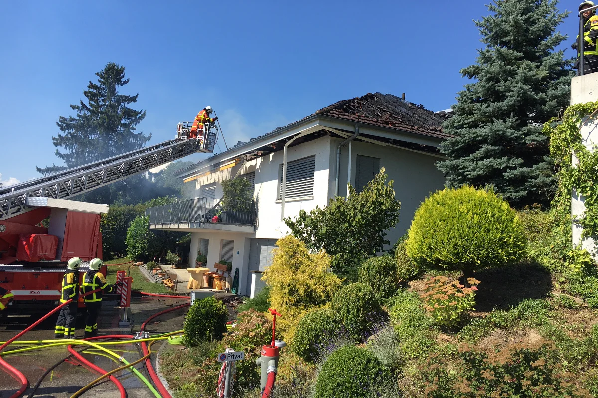 Oftringen AG - Feuerwehrleute durch Brand gefordert