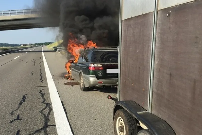 Semsales FR - Brennendes Fahrzeug auf A12