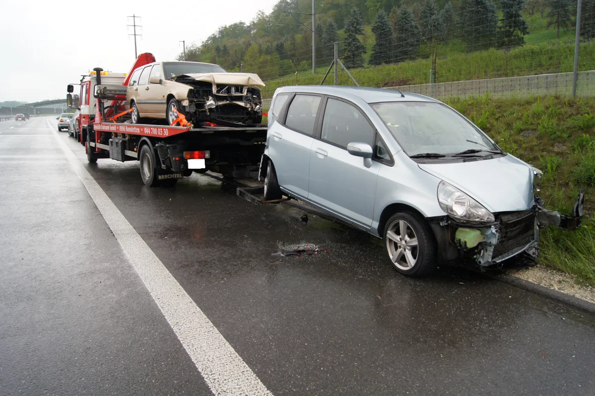 Fünf Unfälle innert vier Stunden auf der A4 bei Mettmenstetten ZH