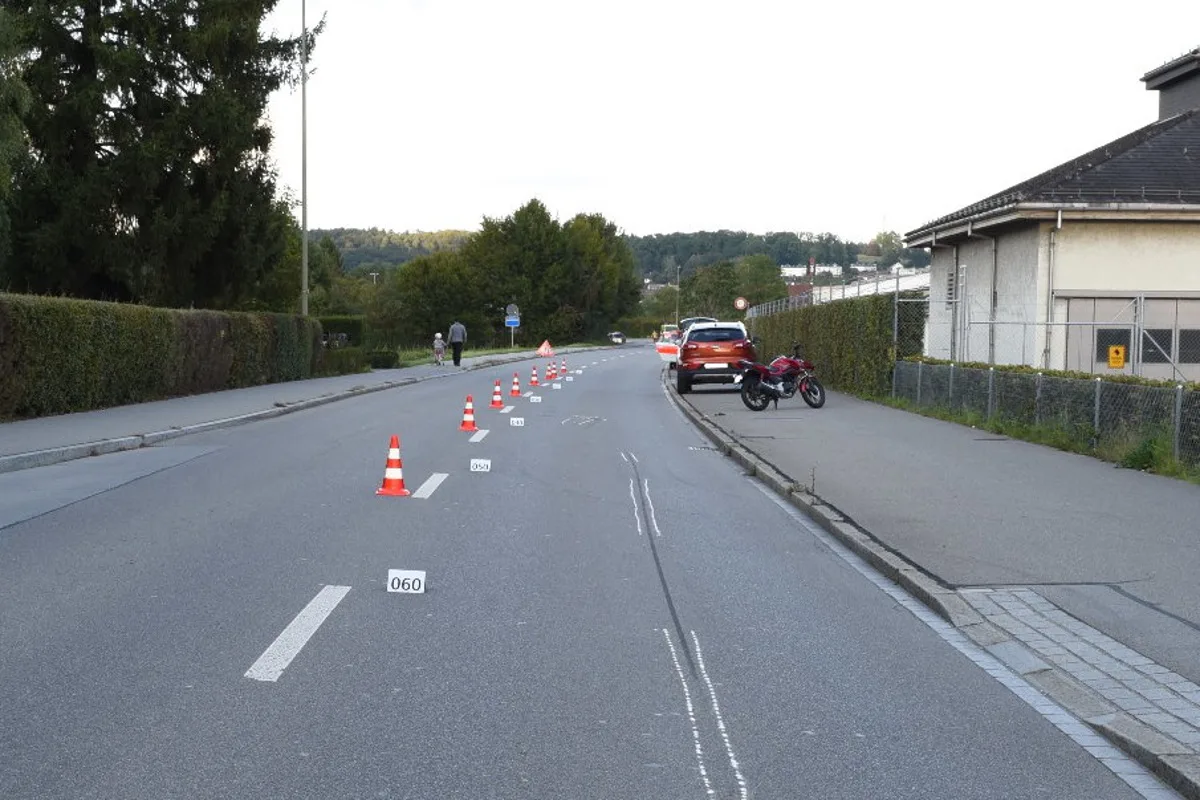 Dübendorf ZH - Motorradfahrer auf Gegenfahrbahn von Auto erfasst - Zeugenaufruf