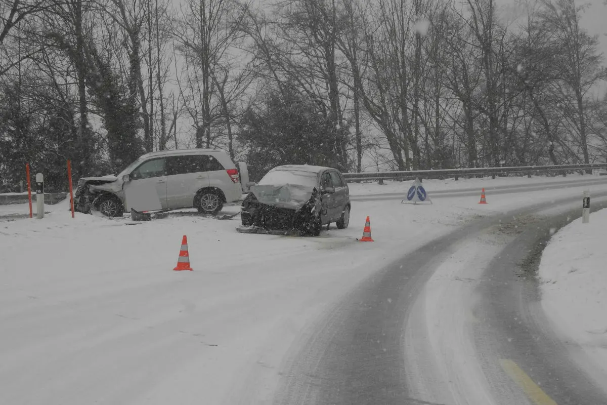 Kanton Schwyz: Ein Dutzend Verkehrsunfälle wegen dem Schnee