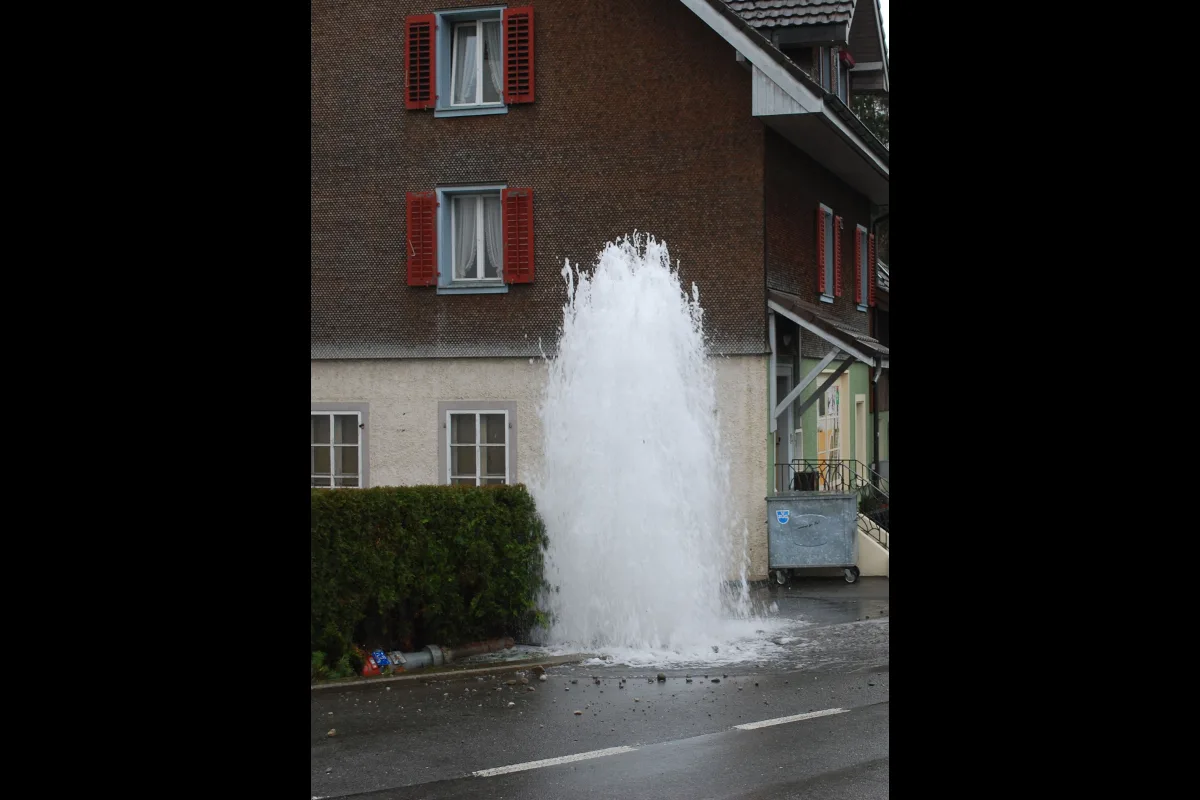 Lastwagen fährt Hydrant um - Wasserschaden in Hochdorf