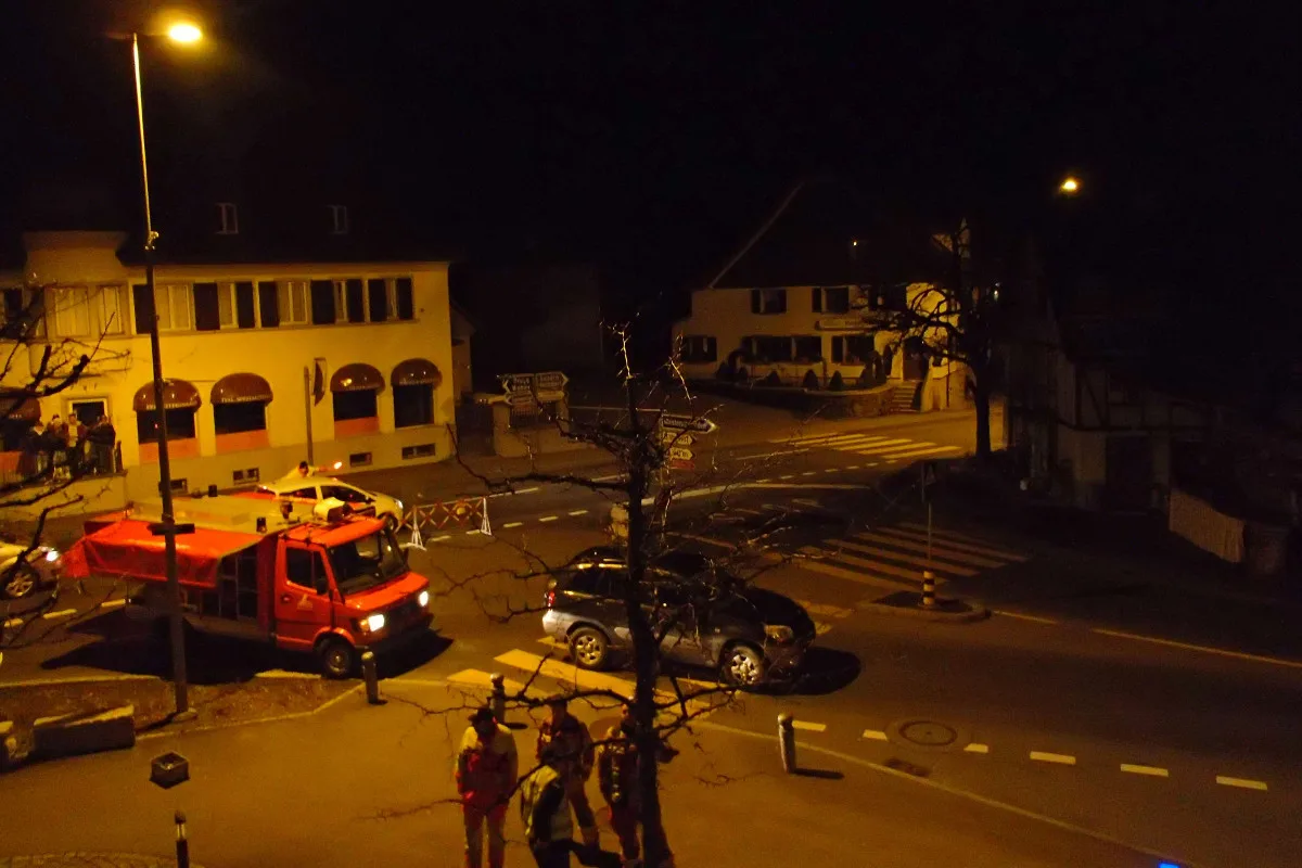 Auto prallt in Fahrwangen gegen Fussgängerin
