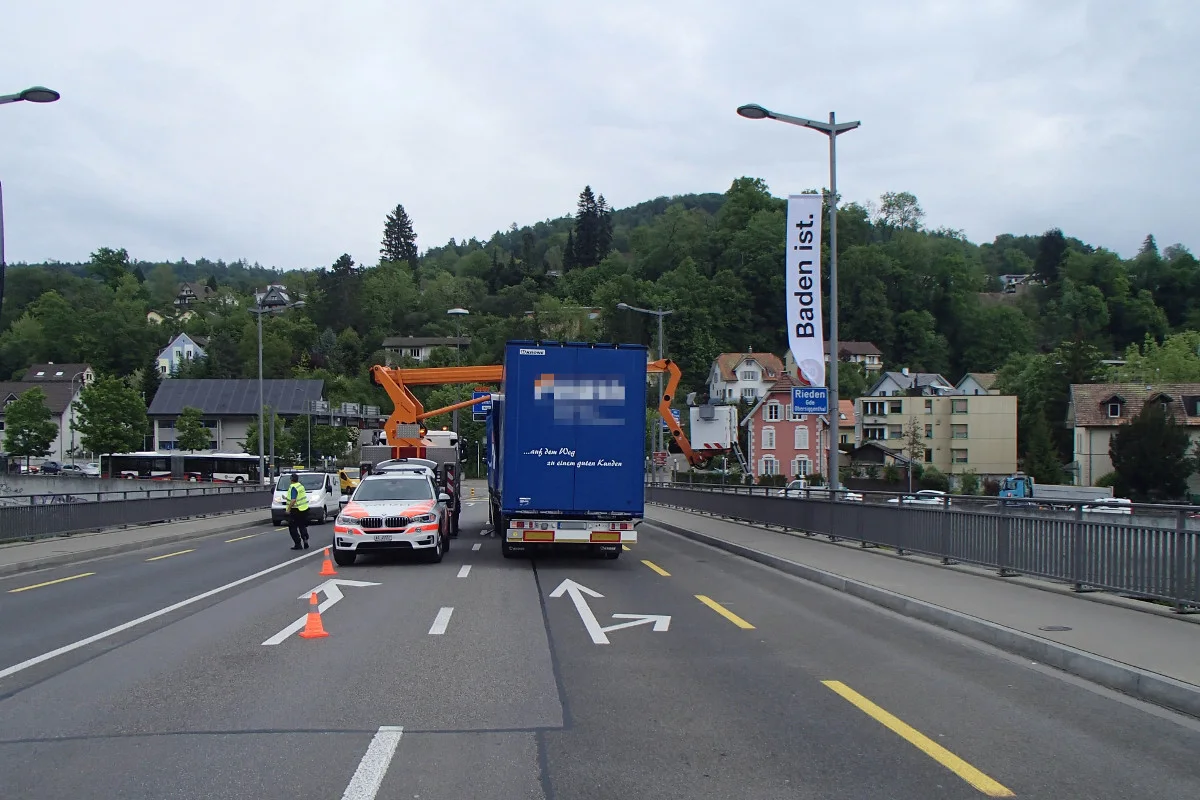 In Obersiggenthal gegen Kran geprallt - Zeugenaufruf
