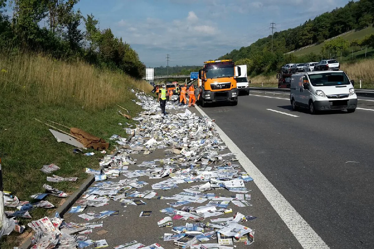 Wegen Ausweichmanöver: 3 Tonnen Papier auf der A3 verstreut