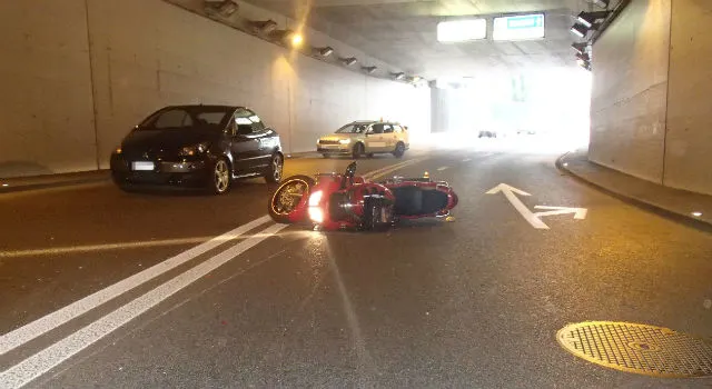 Motorradfahrer im Angelraintunnel gestürzt