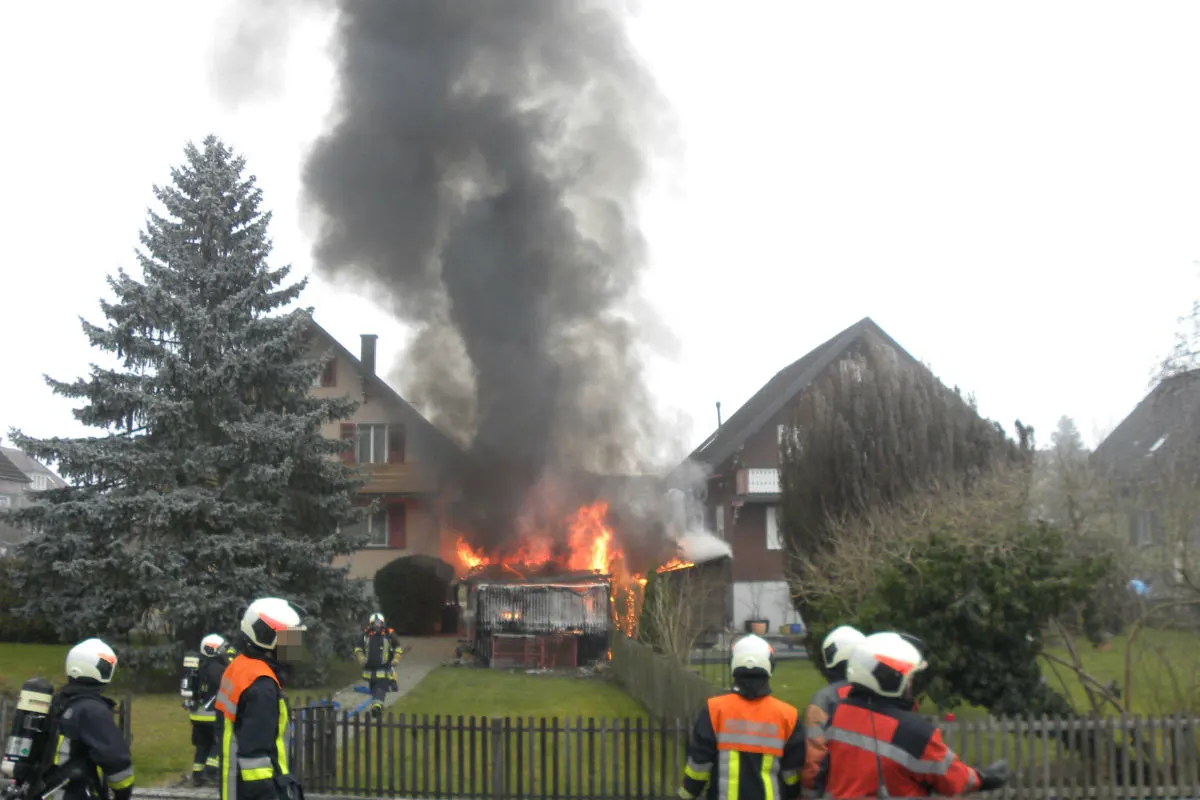 Romanshorn TG: Holzschopf abgebrannt - ein Verletzter