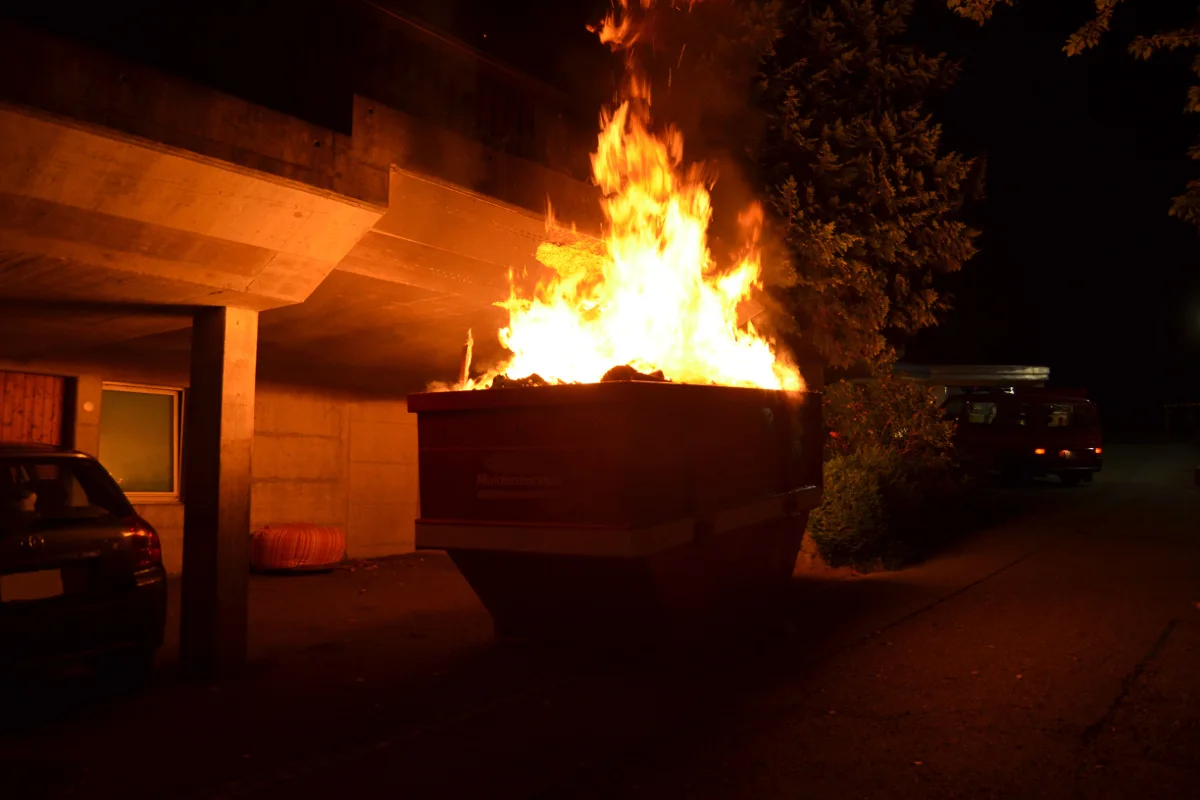 Herisau AR - Entsorgungsmulde in Flammen gehüllt 