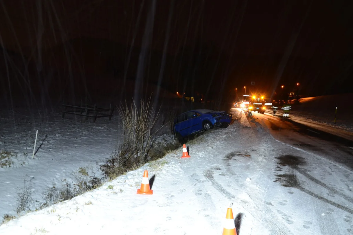 Lausen BL - Auto landet wegen schneebedeckter Strasse im Bachbett