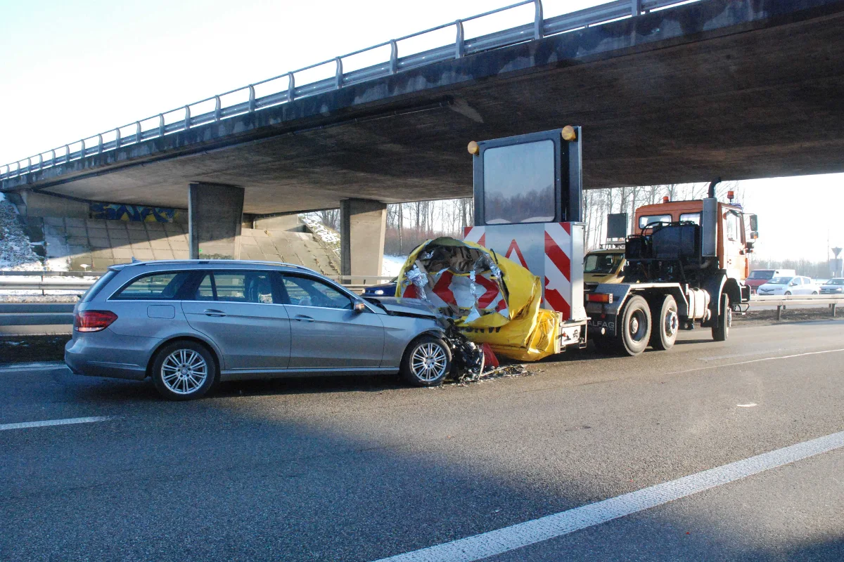 Härkingen: Auto kollidiert auf der A1 mit Lastwagen