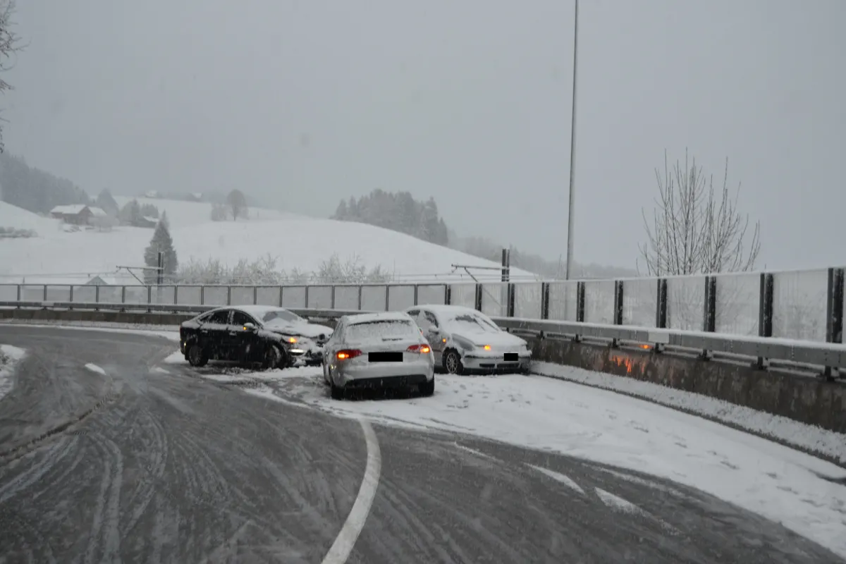 Waldstatt/Herisau AR - Unfälle auf schneebedeckten Strassen