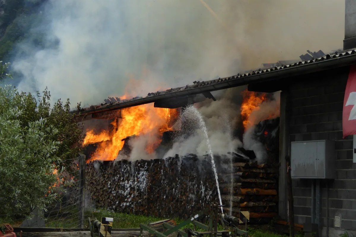 Stall in Lostallo vollständig abgebrannt