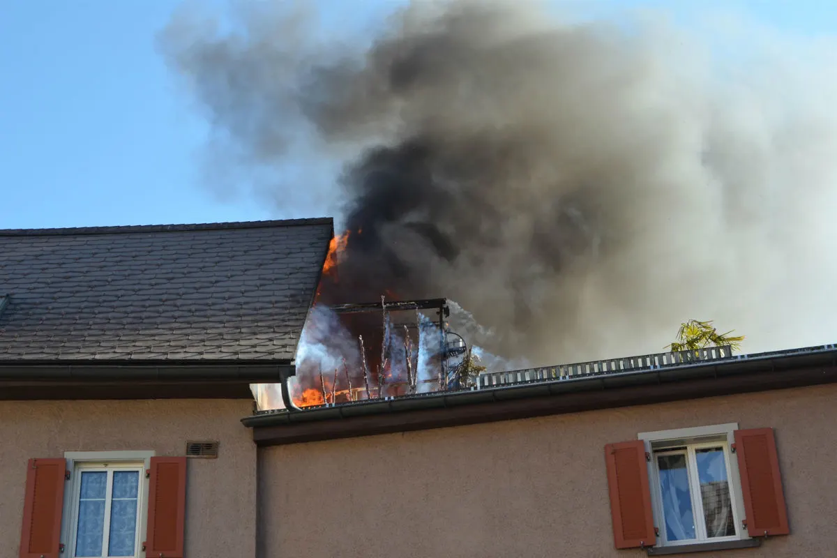 Domat/Ems: Brand auf Dachterrasse in Mehrfamilienhaus gelöscht