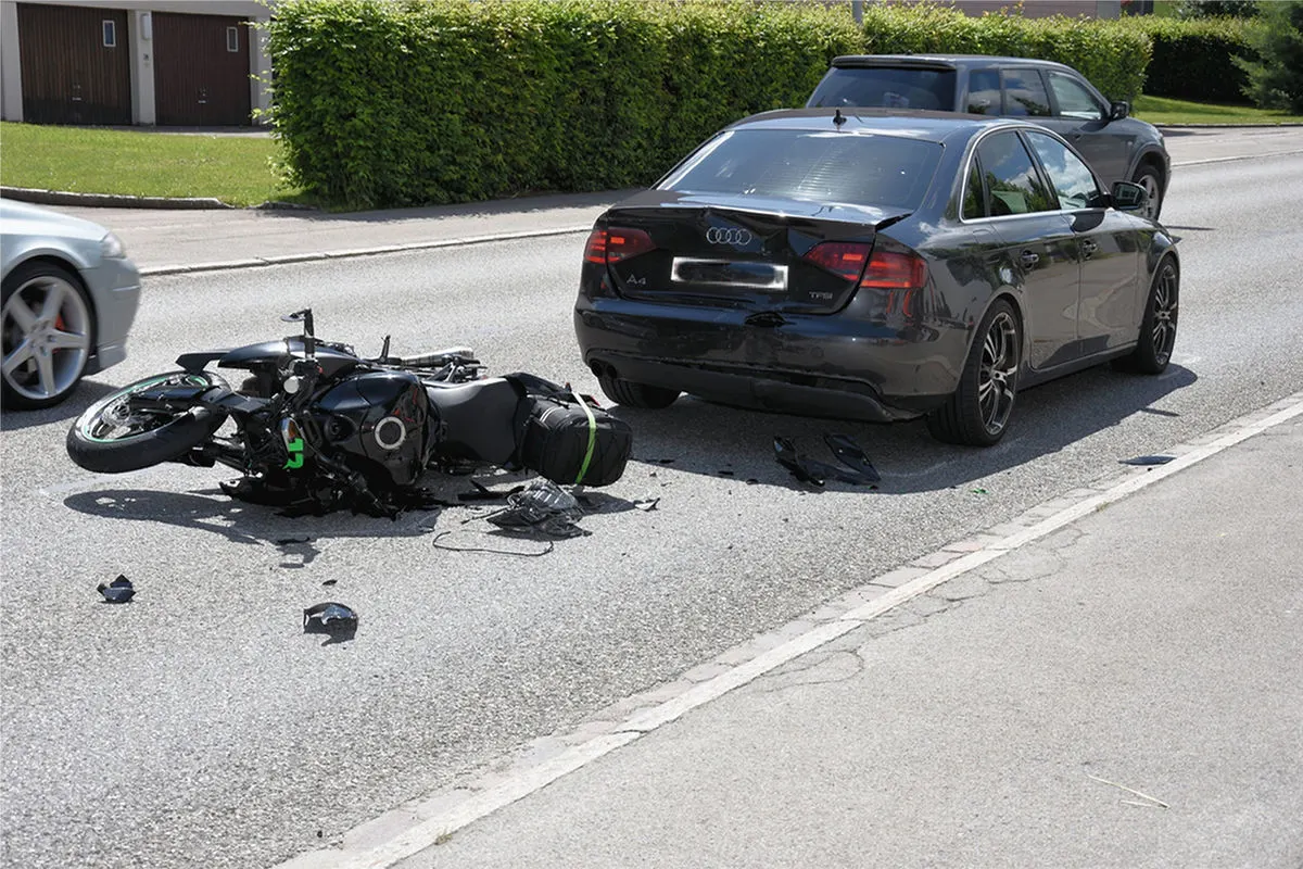 Ulisbach SG - Motorrad prallt in stehendes Auto