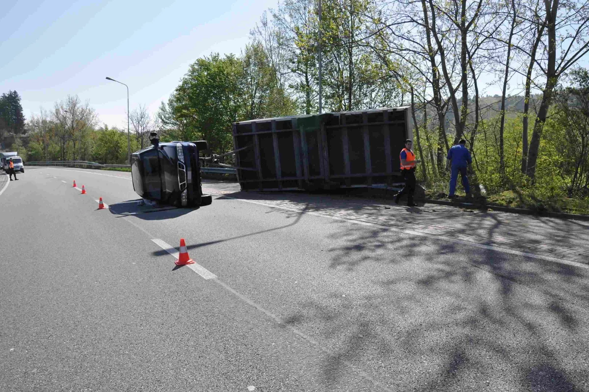Auto mit Anhänger in Däniken auf die Seite gekippt