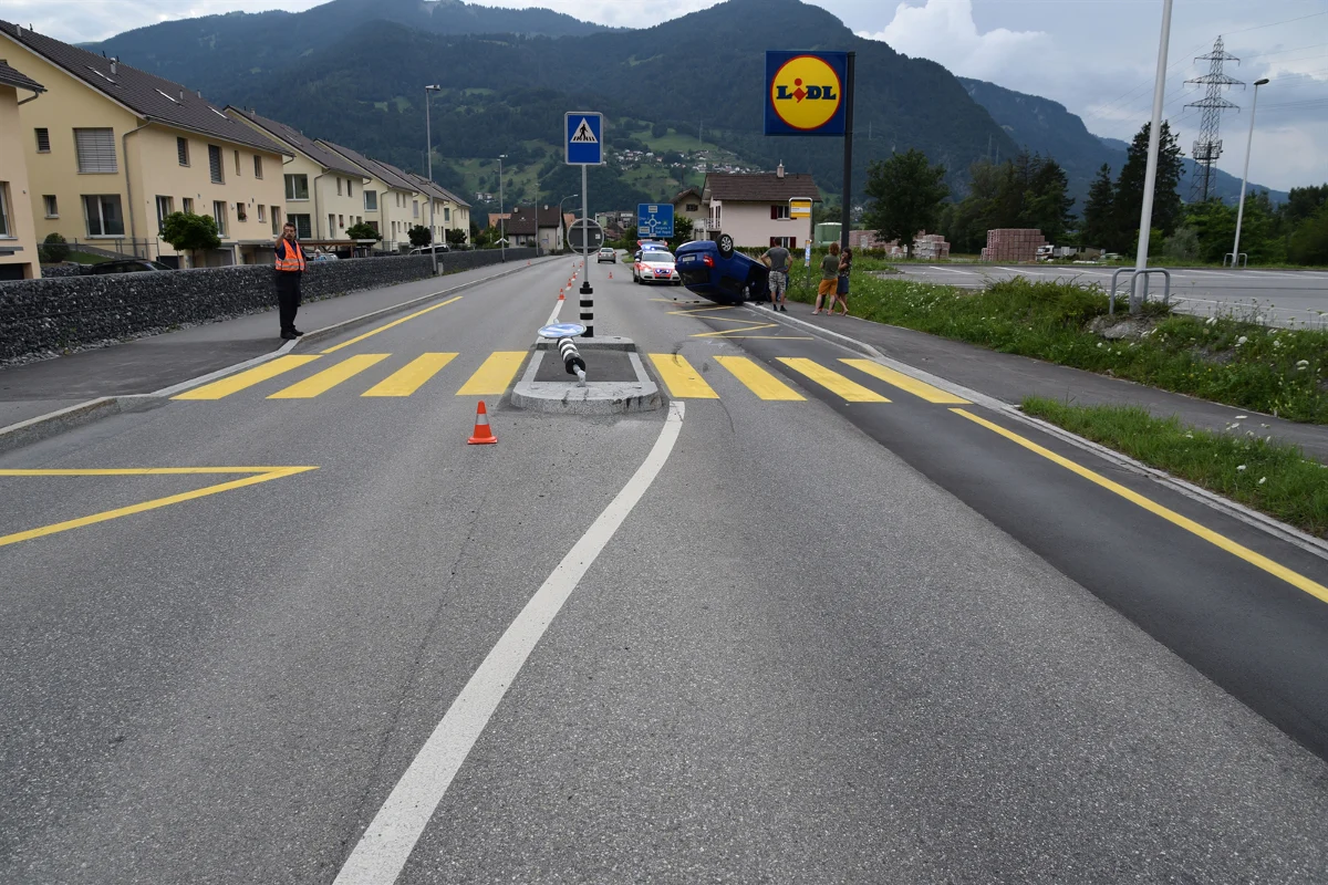 Auto überschlägt sich in Landquart GR auf Bushaltestelle 