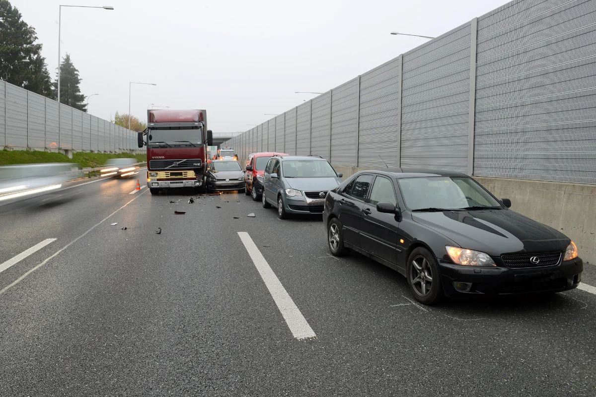 Crash mit mehreren Fahrzeugen auf der A2 bei Emmenbrücke